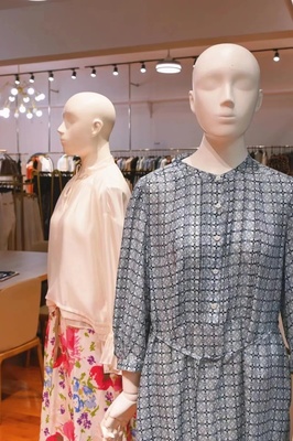 “美女企業(yè)家”轉(zhuǎn)型時尚主播，金山寶藏服裝工廠店借力數(shù)碼產(chǎn)品再掀熱潮